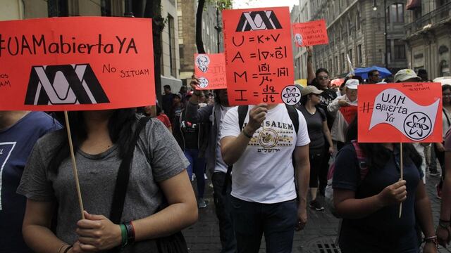 Estudiantes protestando por el paro