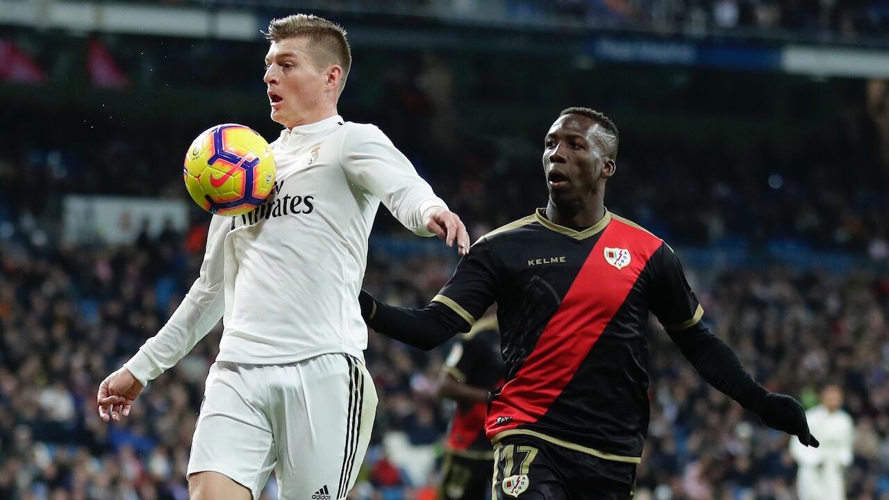 Toni Kroos disputando un balón en el Bernabéu.