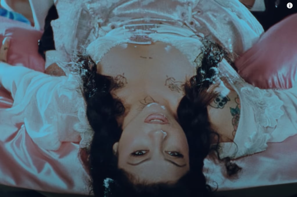 Mon Laferte genera debate por su nuevo video musical ‘Pornocracia’ con polémica escena de sexo oral