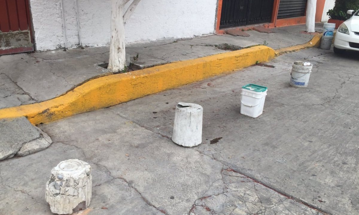 botes de cemento en la calle/internet