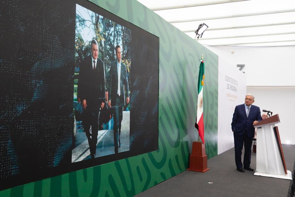 AMLO muestra visita de Carlos Loret de Mola a búnker