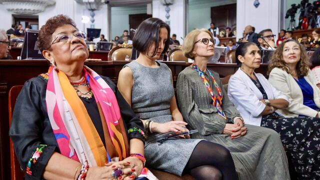 Ernestina Godoy, primera de izquierda a derecha