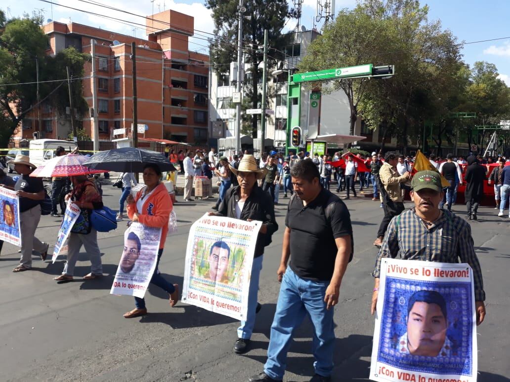Madres y padres de los 43 estudiantes de Ayotzinapa acompañan la marcha #2deOctubreNoSeOlvida.
