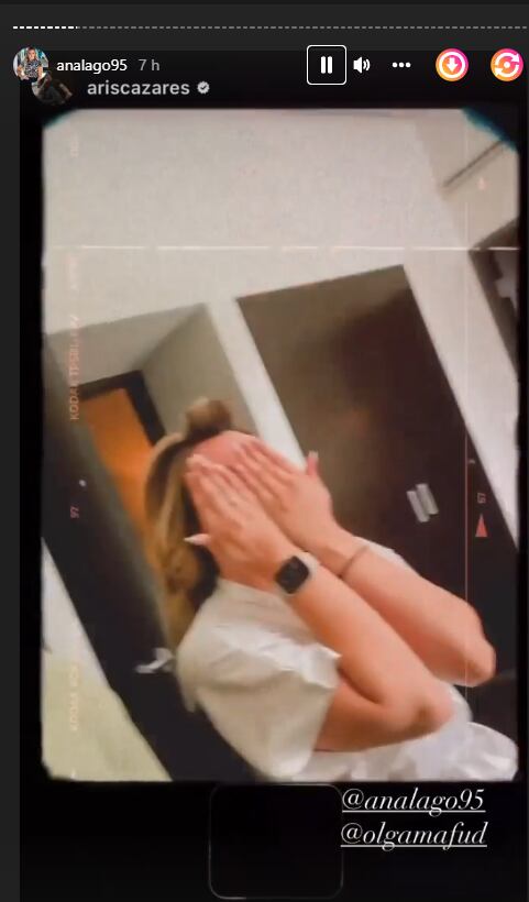 Ana Lago peinándose para su boda