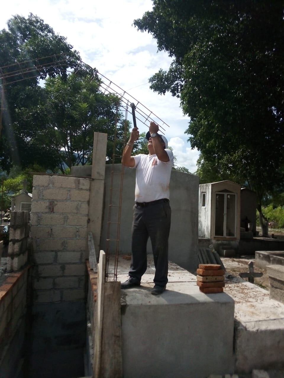 Fabián construyendo la cripta de Dafne