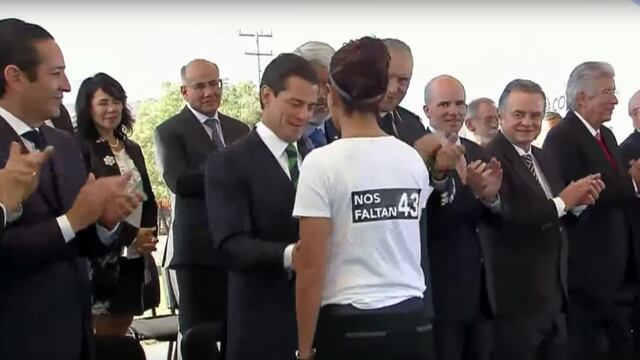 Se manifiesta investigadora durante recepción de premio en Ciencias y Tecnología