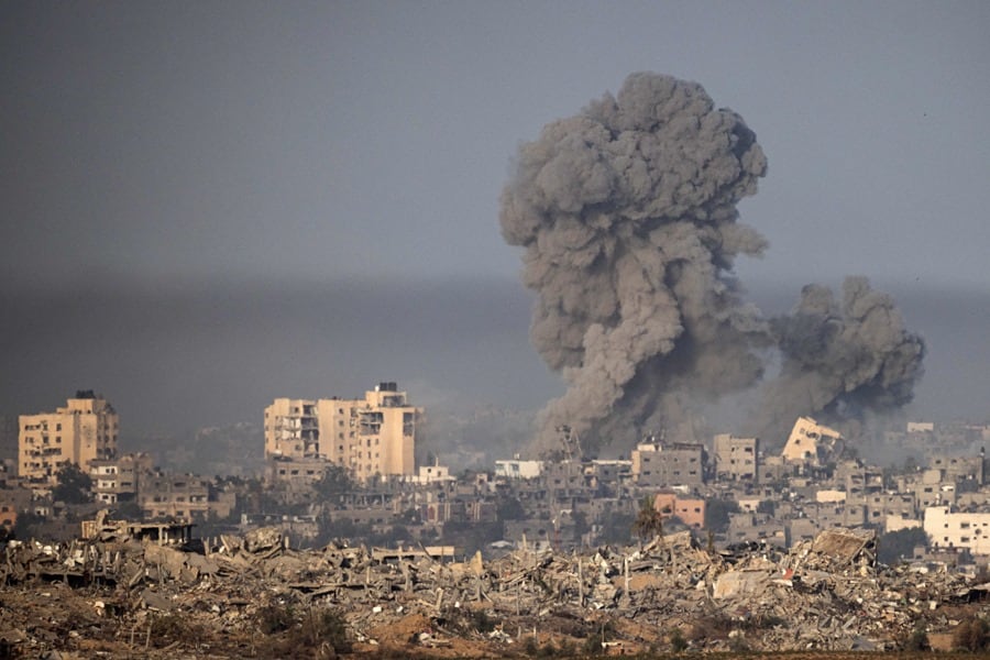 El humo se eleva tras una explosión tras un ataque israelí en la parte norte de la Franja de Gaza