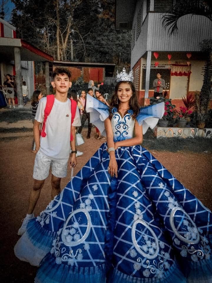 Maverick Oyao diseñó el vestido de graduación de su hermana.