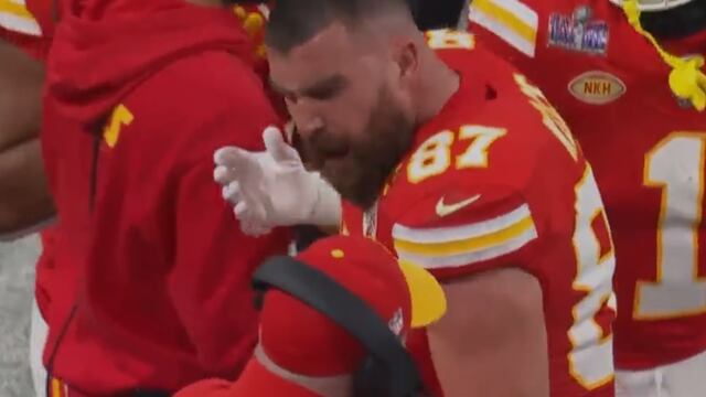 Travis Kelce manotea a Andy Reid