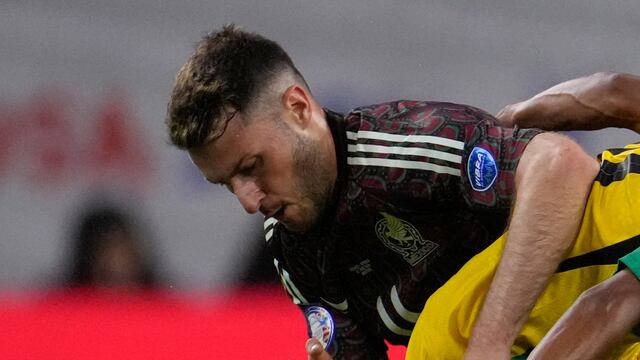 Santiago Giménez tiene dos ofertas importantes; una en España, y la otra de Inglaterra