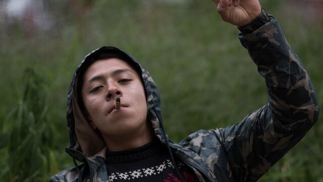 Joven fuma marihuana