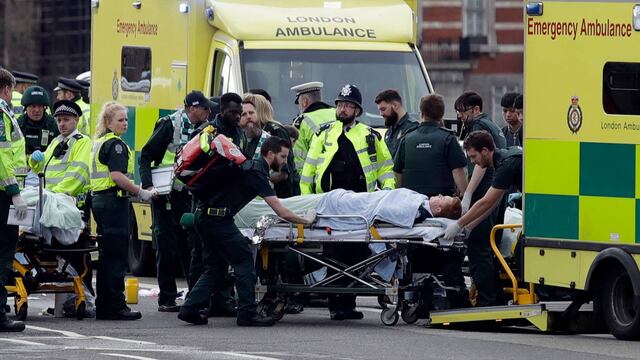 Una persona es trasladada en ambulancia luego de un incidente frente al Palacio de Westminster.