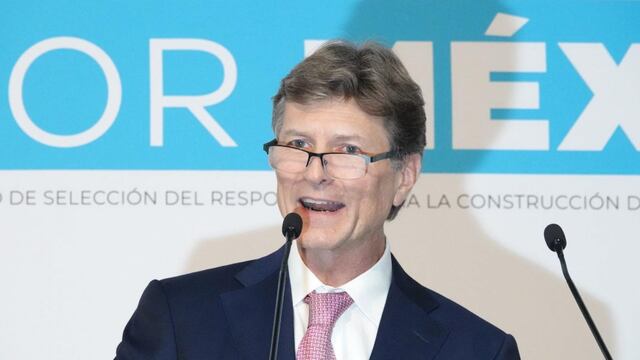 Enrique de la Madrid, durante su registro para ser candidato a la presidencia por Frente Amplio por México, realizado en las inmediaciones del PAN