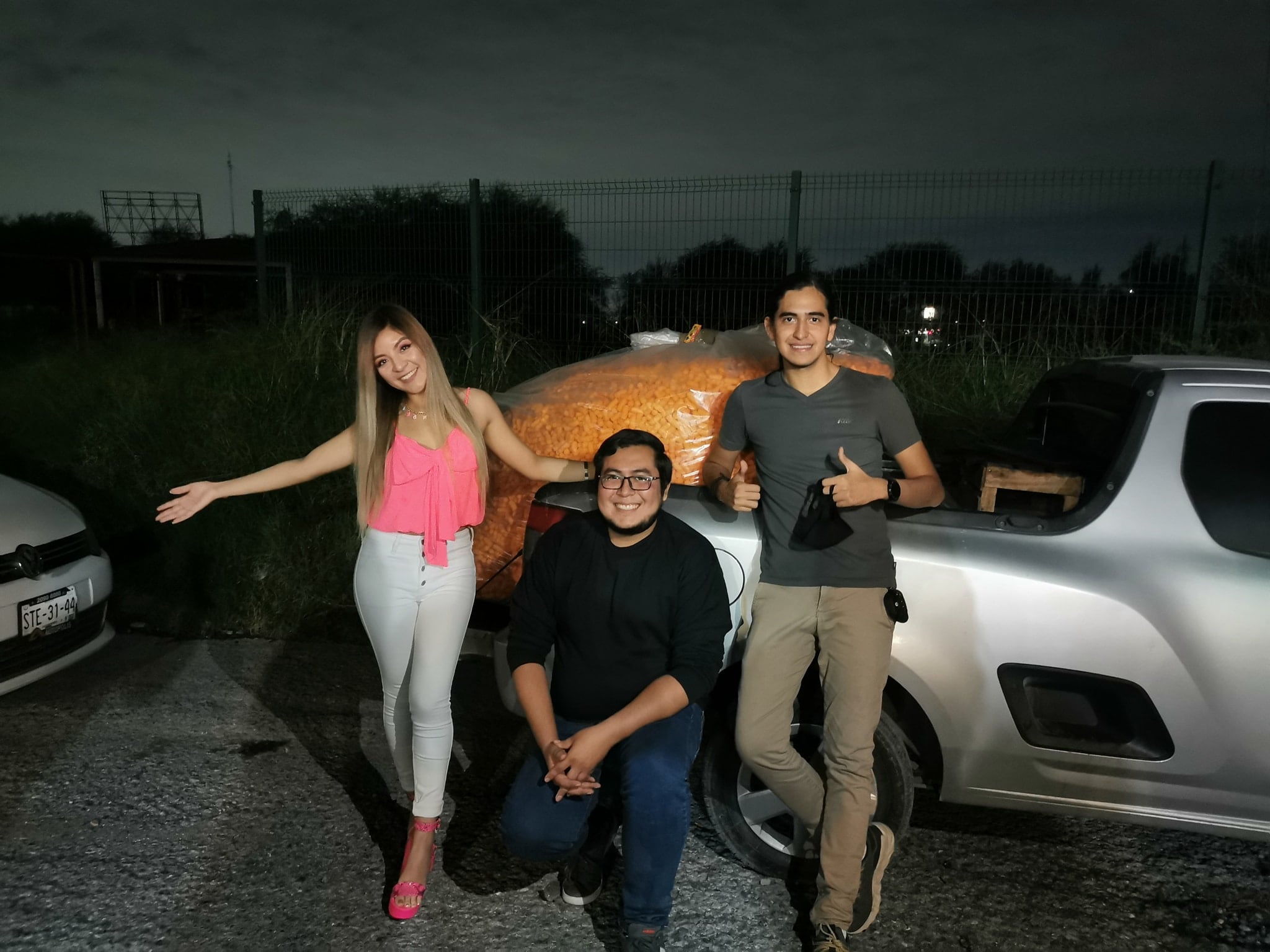 Amigos le regalan a su amiga su peso en Cheetos