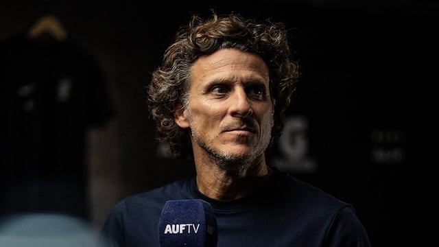 Diego Forlán busca emular sus hazañas de jugador, como el nuevo DT de Uruguay