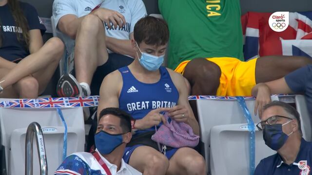 Tom Daley tejiendo en Tokio 2021