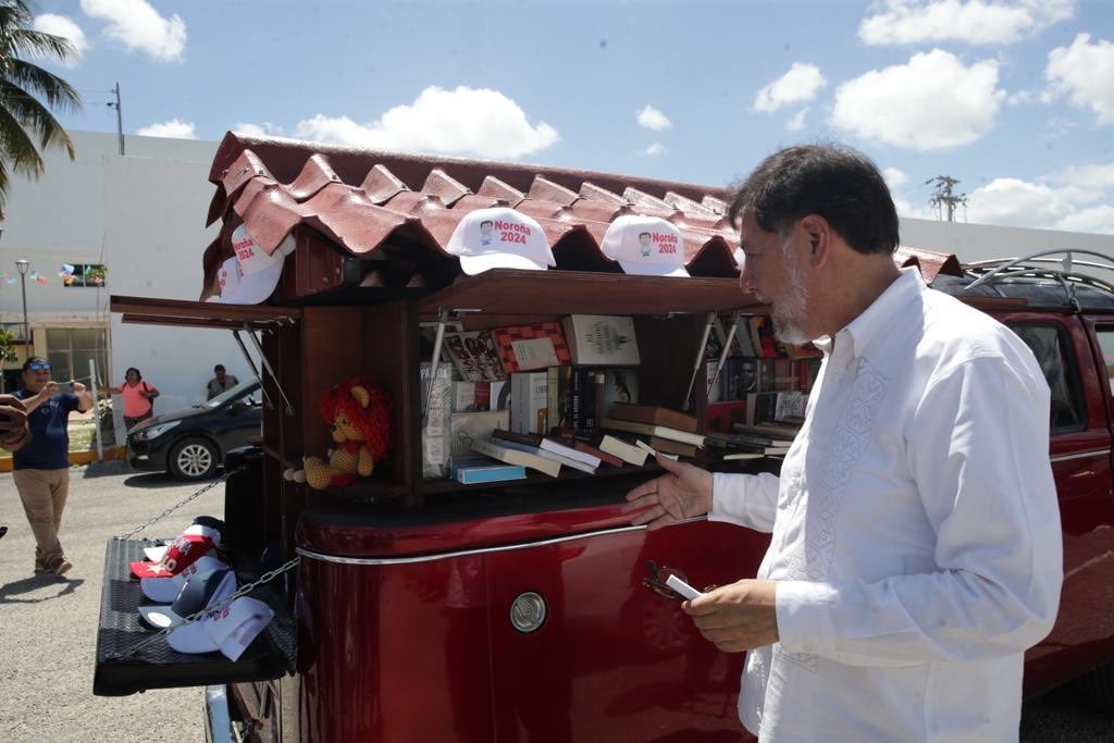 Gerardo Fernández Noroña presenta el ‘Noroñabús’