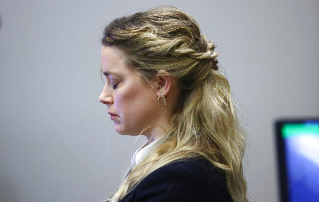 Amber Heard escuchando el audio
