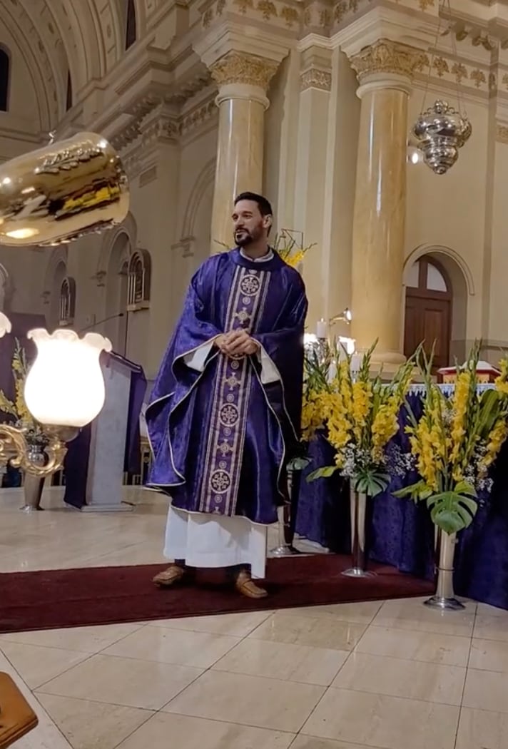 Sacerdote guapo viral en TikTok