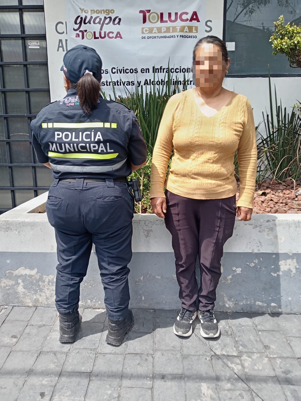Elementos de Seguridad y Protección de Toluca realizan operativos para sancionar a personas que arrojan basura en la vía pública