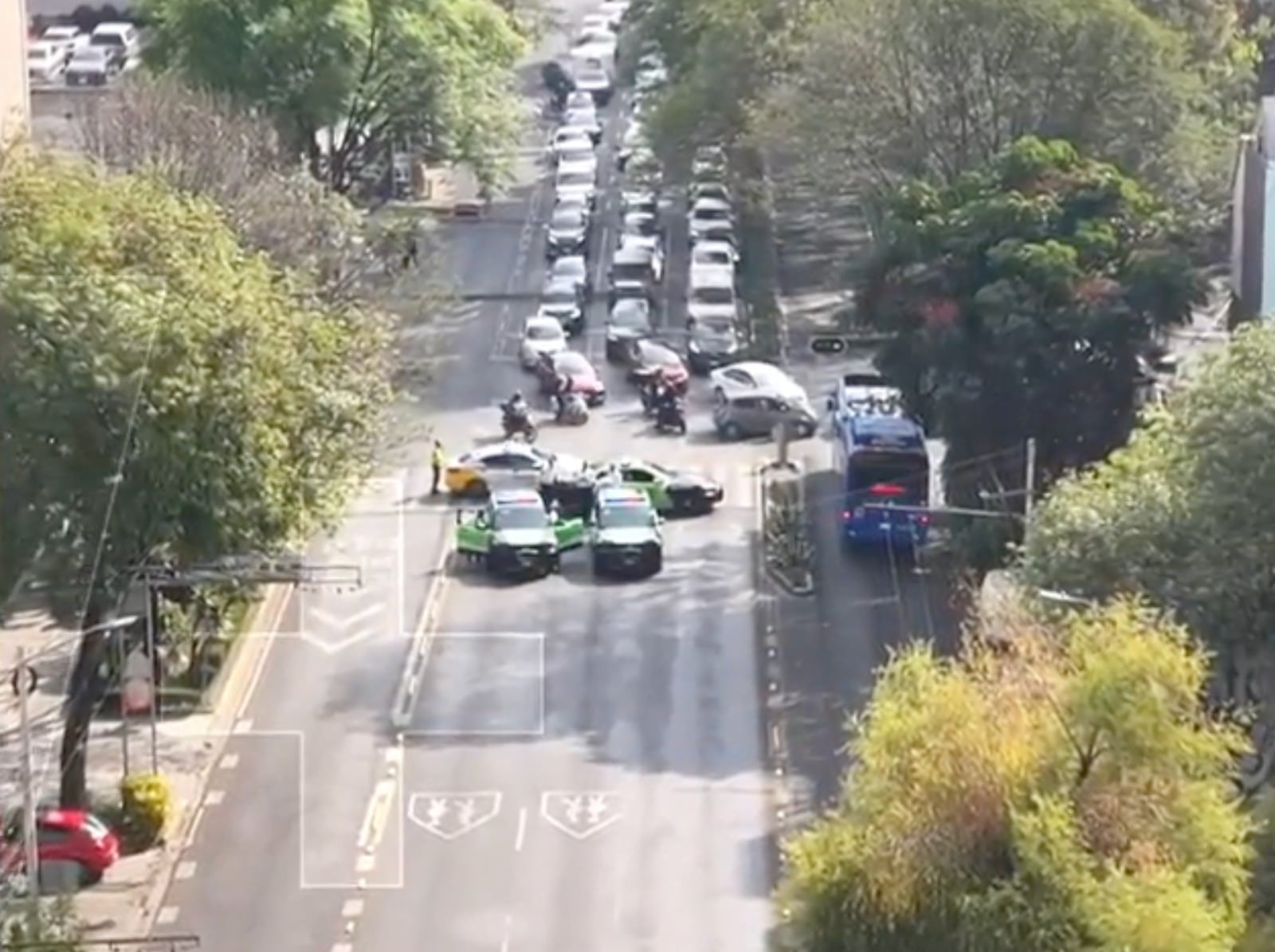 Empleados del ISSSTE exigen pago de vales de fin de año