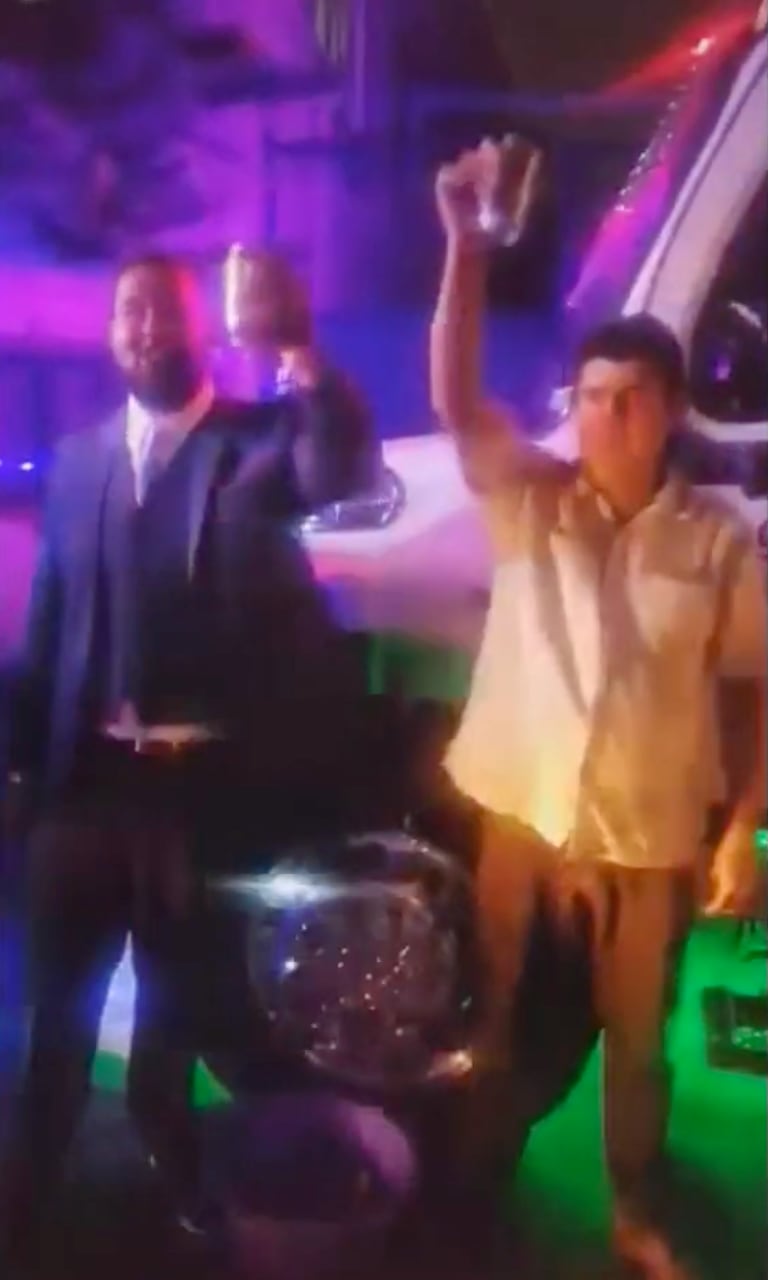 La original boda con tráileres y amigos