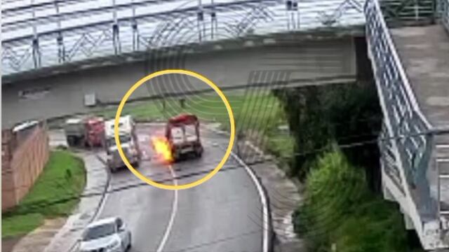 Un Tesla que circulaba por la carretera Tlaxco-Chignahuapan chocó con una camioneta; el accidente ocasionó un incendió y tres personas murieron calcinadas.