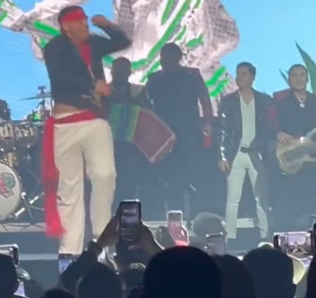 Eduin Caz baila con machetes y sufre accidente durante concierto de Grupo Firme