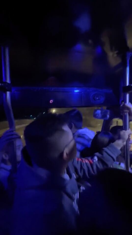 Usuarios de TikTok se preguntan si en este camión se cobra el pasaje rumbo a tu destino o por el cover de una experiencia de fiesta en cuatro ruedas.