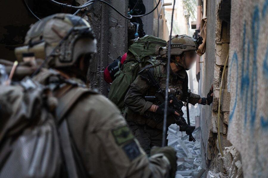 Fotografía facilitada por las Fuerzas de Defensa Israelíes que muestra a unos militares israelíes durante una incursión en Gaza.