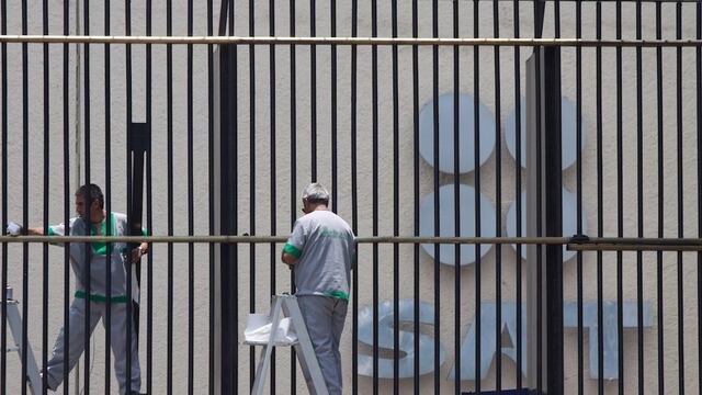 La SHCP negó que haya habido triangulación de fondos, como acusa el diario Reforma.