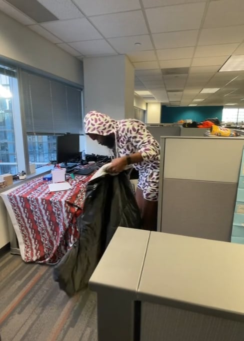 Trabajador viviendo en su oficina