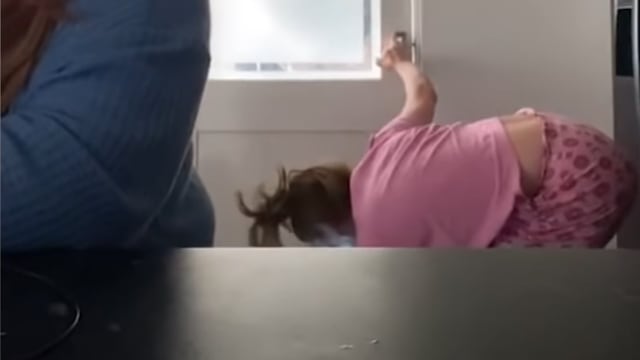 Mujer agachándose