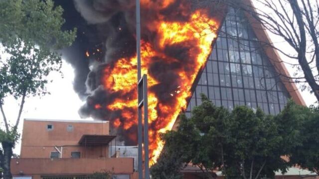 Incendio en iglesia en la colonia Jardín Balbuena de la CDMX.