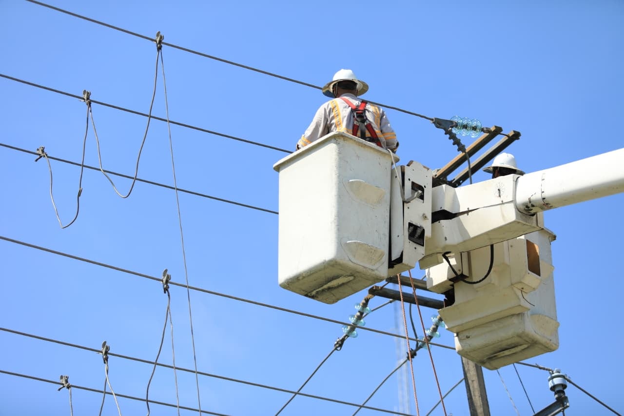 CFE desplegó brigadas para atender fallas eléctricas en Tabasco