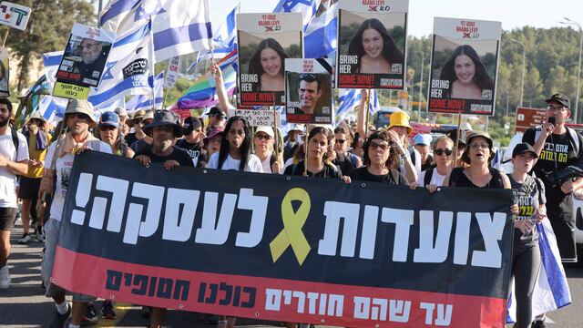 Familias de rehenes realizan marcha en Jerusalén