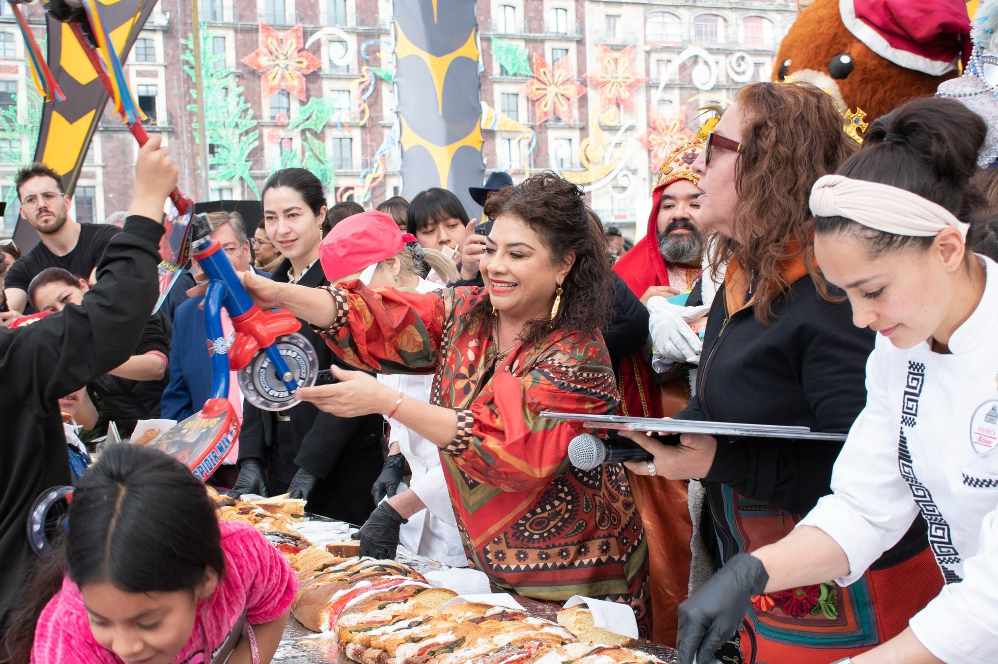 Clara Brugada reparte mega rosca por el Día de Reyes Magos 2025 en el Zócalo CDMX