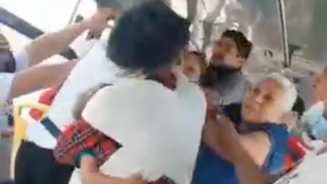 Mujeres pelean en el transporte público