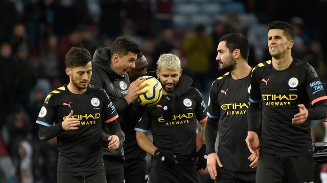 Futbolistas del City celebran una victoria