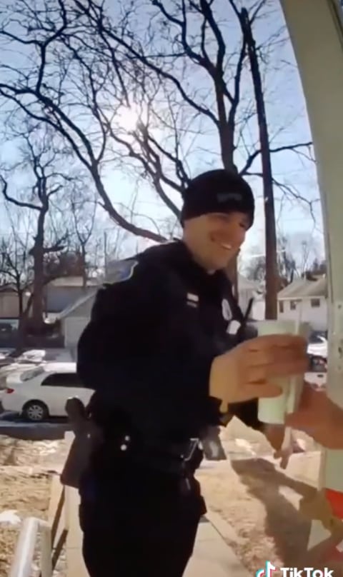 Detienen a repartidor y policía entrega pedido