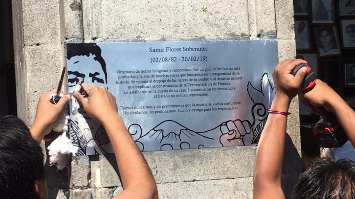 Gobierno de Morelos acusa de "daños a la nación" por colocar placa en honor a Samir Flores