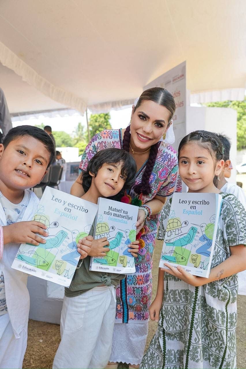 Evelyn Salgado entregó mobiliario y libros en lenguas originarias para dignificar las aulas en Guerrero.