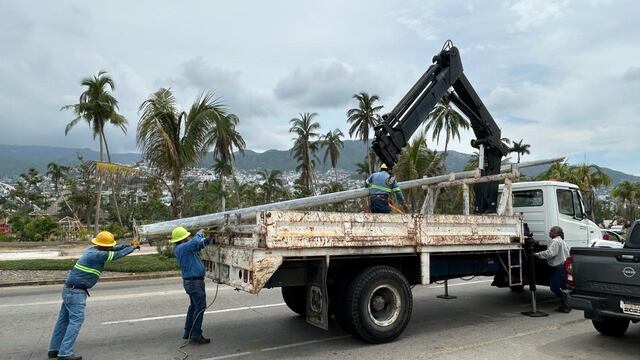 Abelina López despliega limpieza en Costera Miguel Alemán