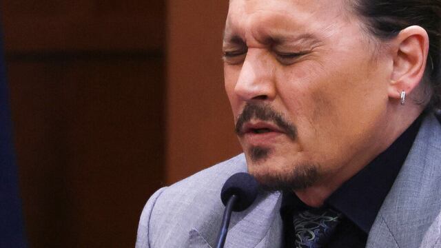 Johnny Depp narrando cuando Amber Heard defecó en su cama