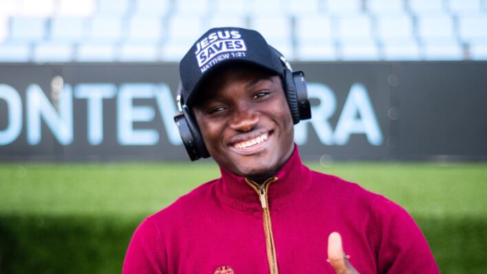 ¿Quién es Raphael Dwamena, el futbolista que perdió la vida mientras disputaba un partido?
