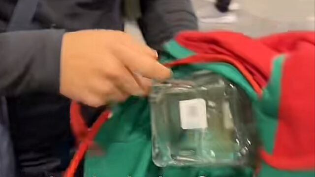 Un par de mexicanos ingresaron una botella al Mundial de Qatar 2022.