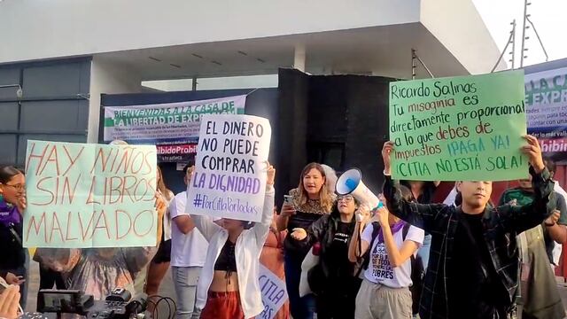 Protesta de feministas en TV Azteca por comentarios misóginos de Ricardo Salinas Pliego