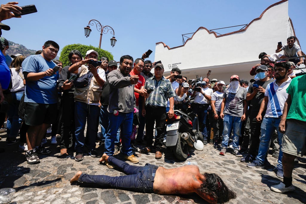 Revelan nuevas fotos del linchamiento de los presuntos asesinos de Camila en Taxco,, Guerrero