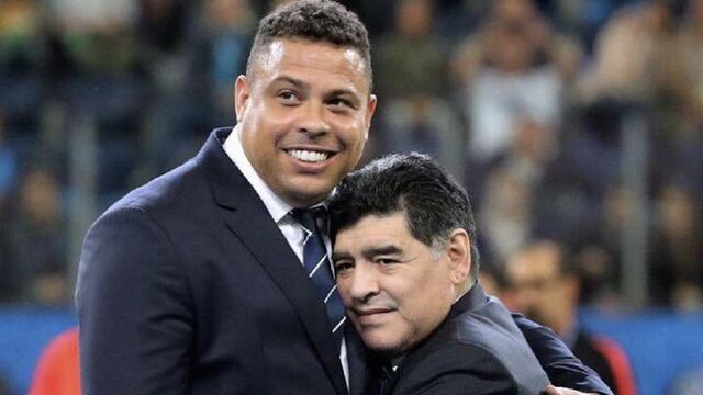 Ronaldo Nazário junto a Diego Maradona.