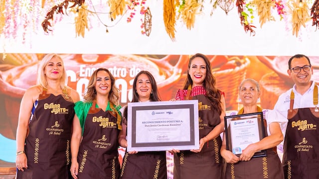 Libia Dennise reconoce legado culinario en Encuentro de Cocina Tradicional.